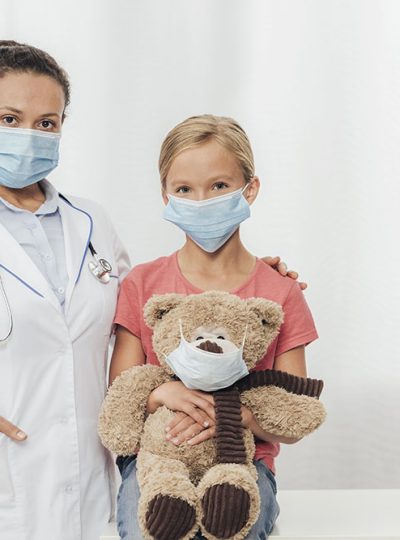 medium-shot-doctor-kid-with-bear